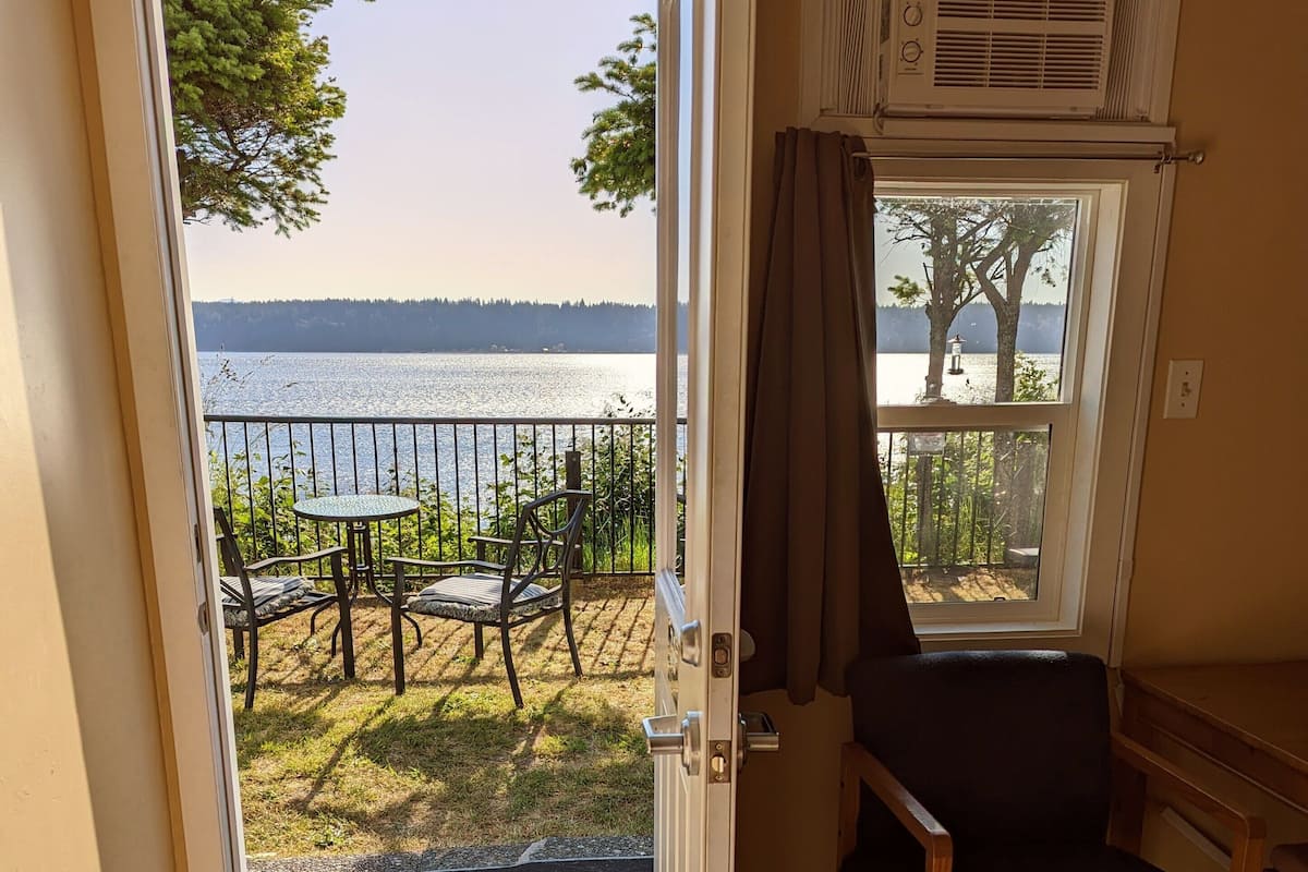 Oceanfront Budget Room 1 Queen Downstairs | 2 bedrooms, premium bedding, desk, laptop workspace