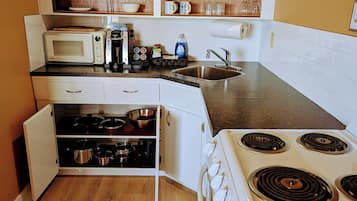 Oceanfront Full Kitchen Suite with Private Balcony 2 Queen | 私人厨房 | 大冰箱、微波炉、茶具/咖啡用具、电热水壶