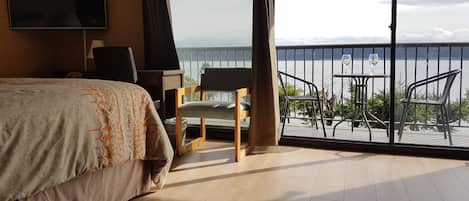 Oceanfront Full Kitchen Suite with Private Balcony 2 Queen | Utsikt från rummet