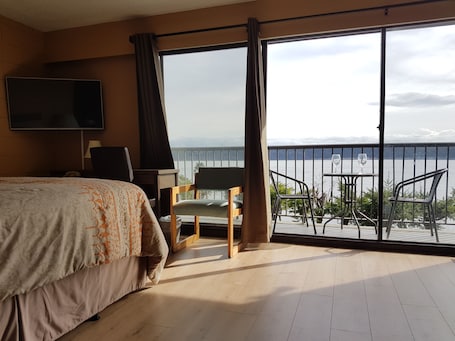 Oceanfront Full Kitchen Suite with Private Balcony 2 Queen | ๊ฐ์ค์์ ๋ณด์ด๋ ์ ๋ง