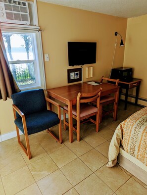 Oceanfront Budget Room 1 Queen Downstairs | Premium bedding, desk, laptop workspace, free WiFi - Above Tide Motel (Campbell River)