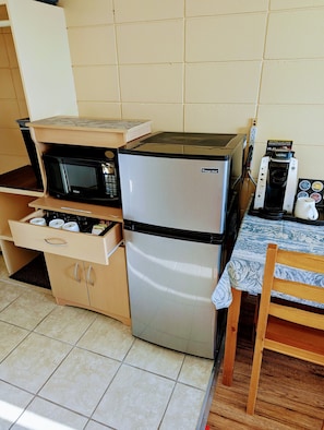 Oceanfront Room with Private Balcony 2 Double Main Floor | Premium bedding, desk, laptop workspace, free WiFi - Above Tide Motel (Campbell River)