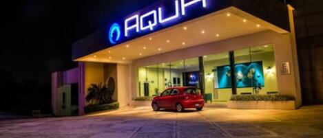 Overnatningsstedets facade – aften/nat