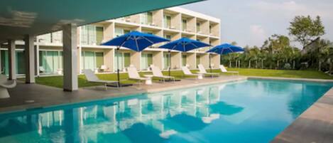 Außenpool, Liegestühle