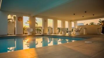 Piscina externa, espreguiçadeiras