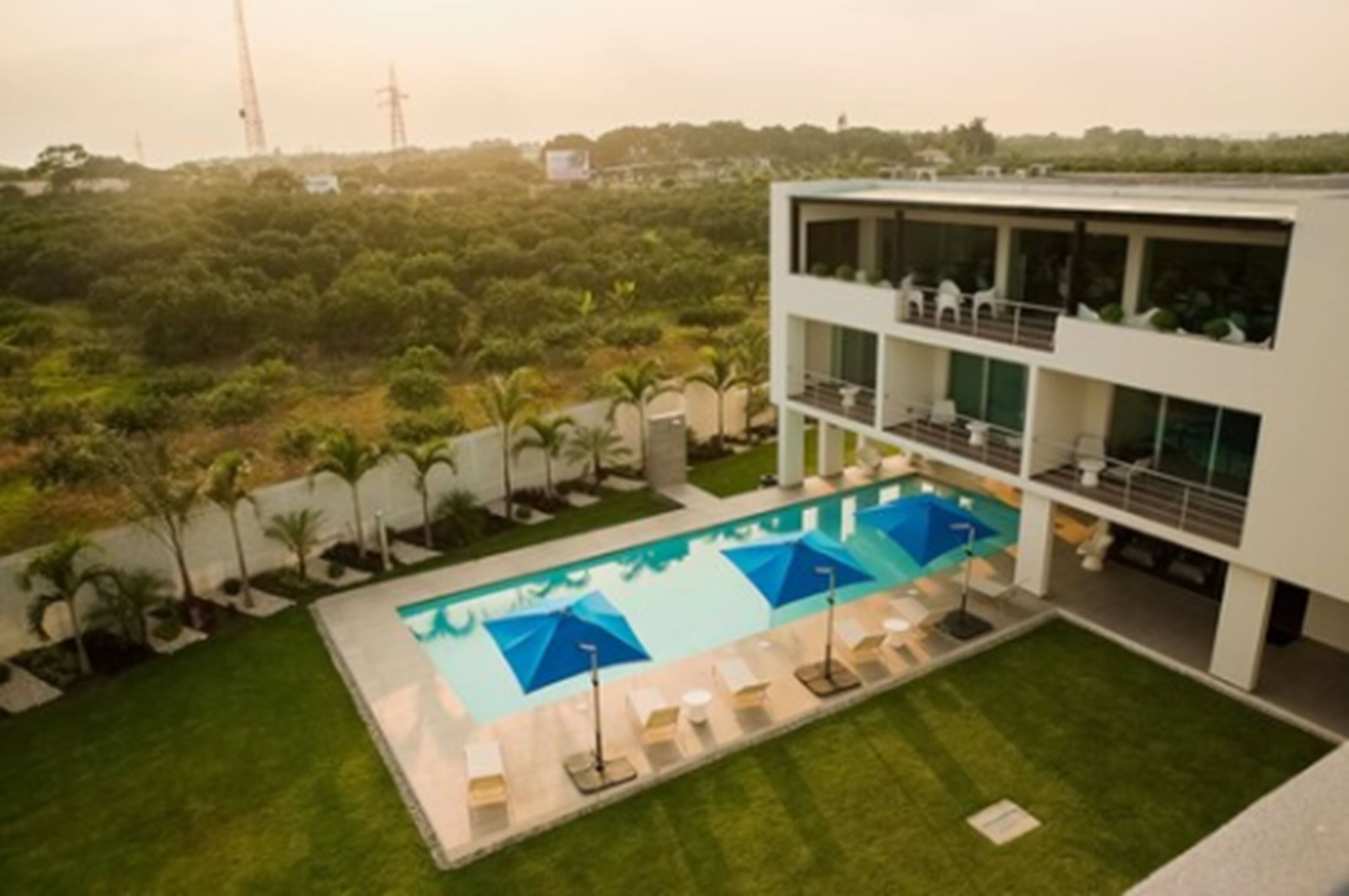 Alberca al aire libre y camastros 