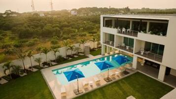 Alberca al aire libre y camastros