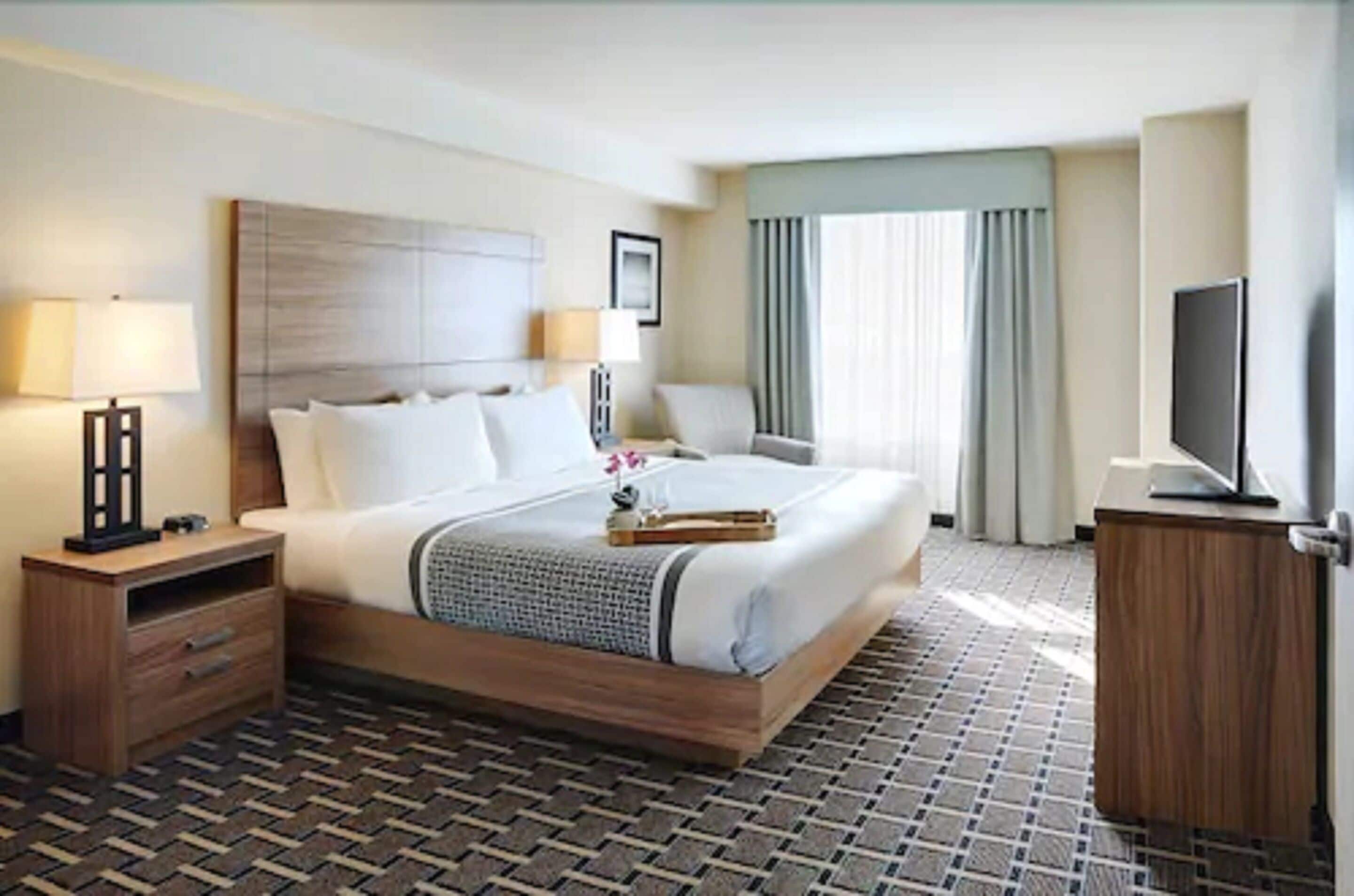 deluxe suite, 1 bedroom, kitchen | 1 bedroom, in-room safe, desk, laptop workspace