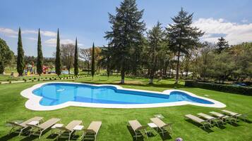 3 albercas al aire libre, acceso de 09:00 a 18:00, y camastros