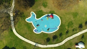 3 piscine all'aperto, con ingresso dalle 09:00 alle 18:00, lettini