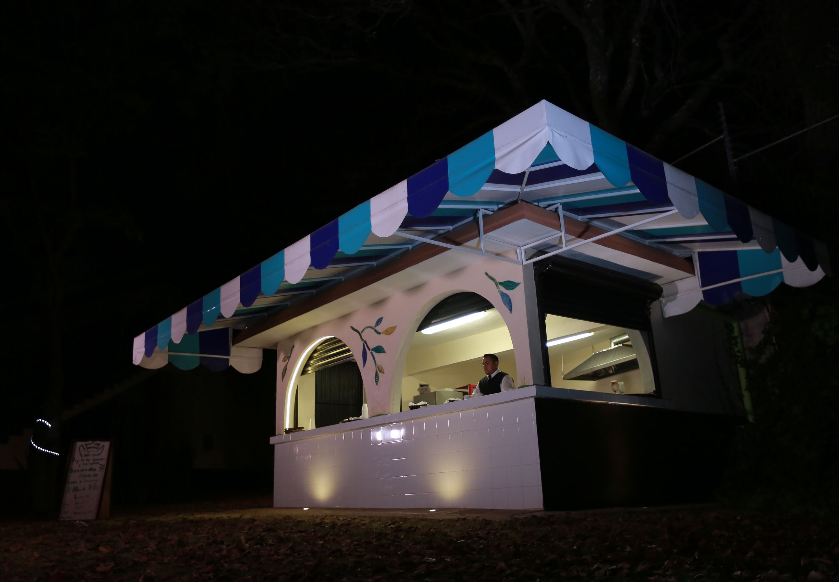 breakfast, lunch and dinner served