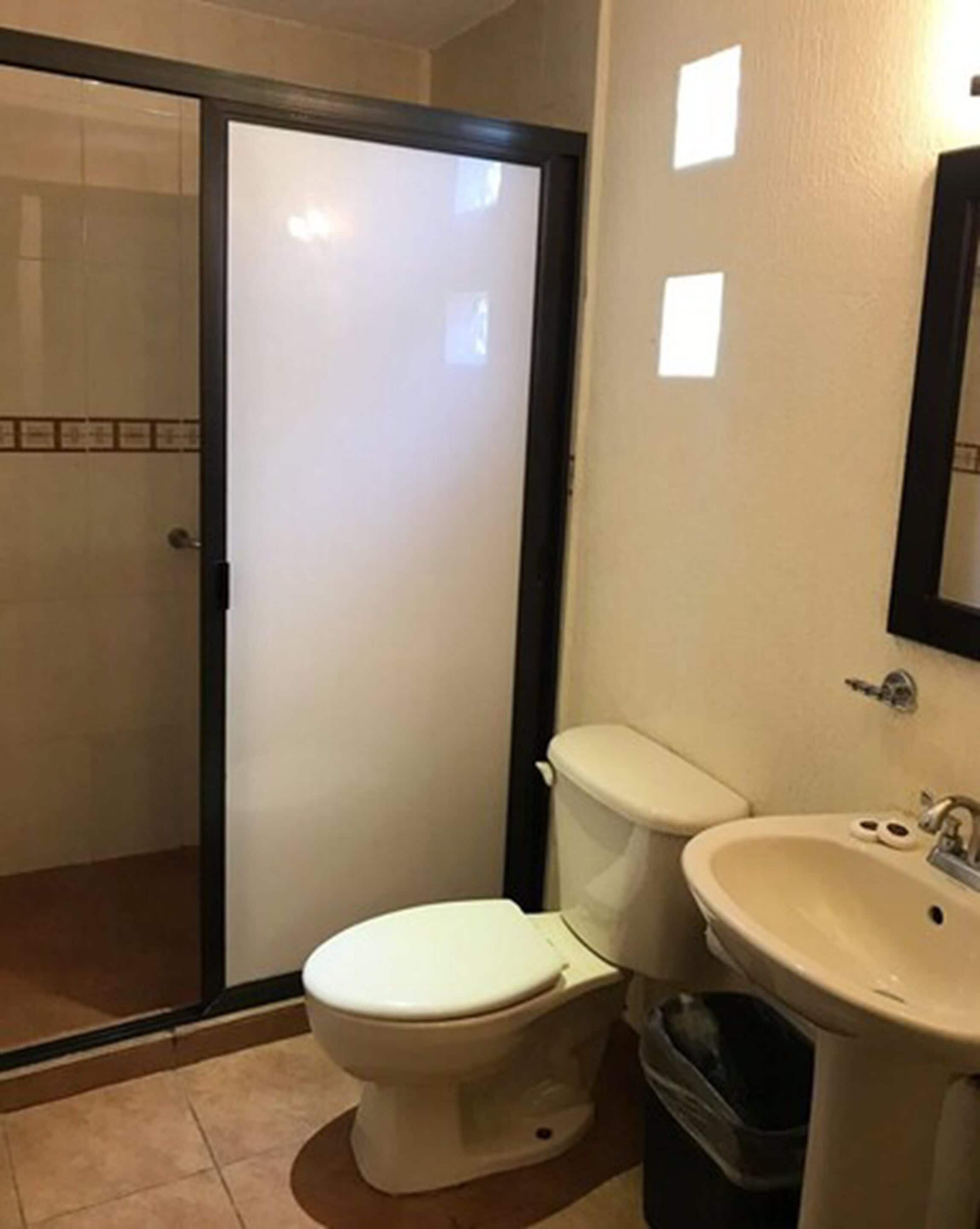 suite 6b | bathroom | free toiletries, towels, soap, shampoo