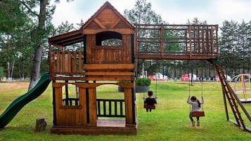 Área de juegos infantiles al aire libre