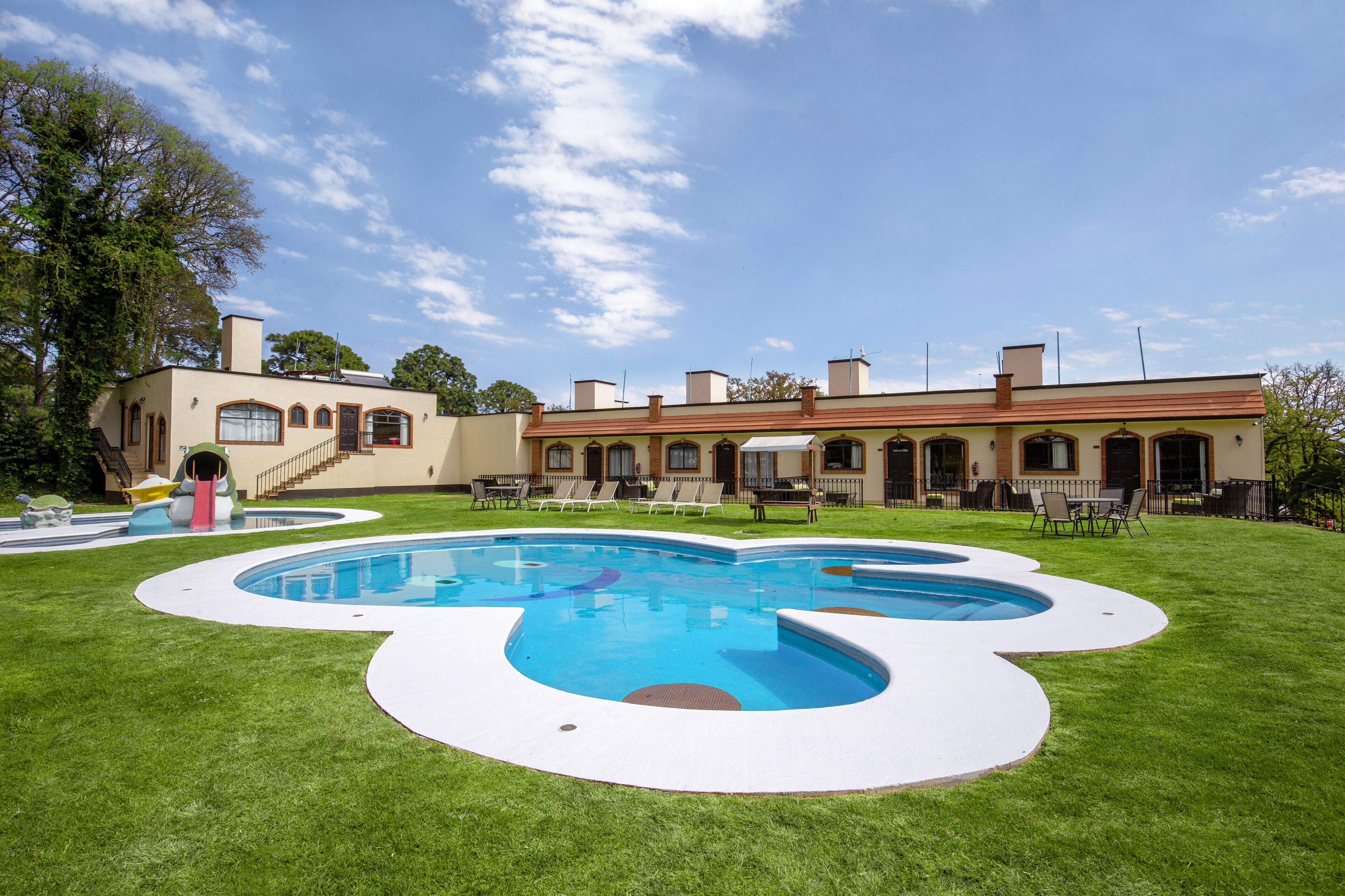 3 piscinas al aire libre (de 09:00 a 18:00), tumbonas