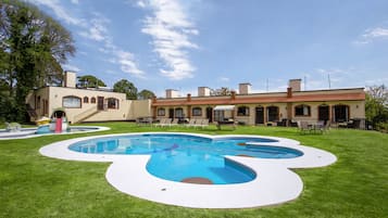 3 piscinas al aire libre (de 09:00 a 18:00), tumbonas