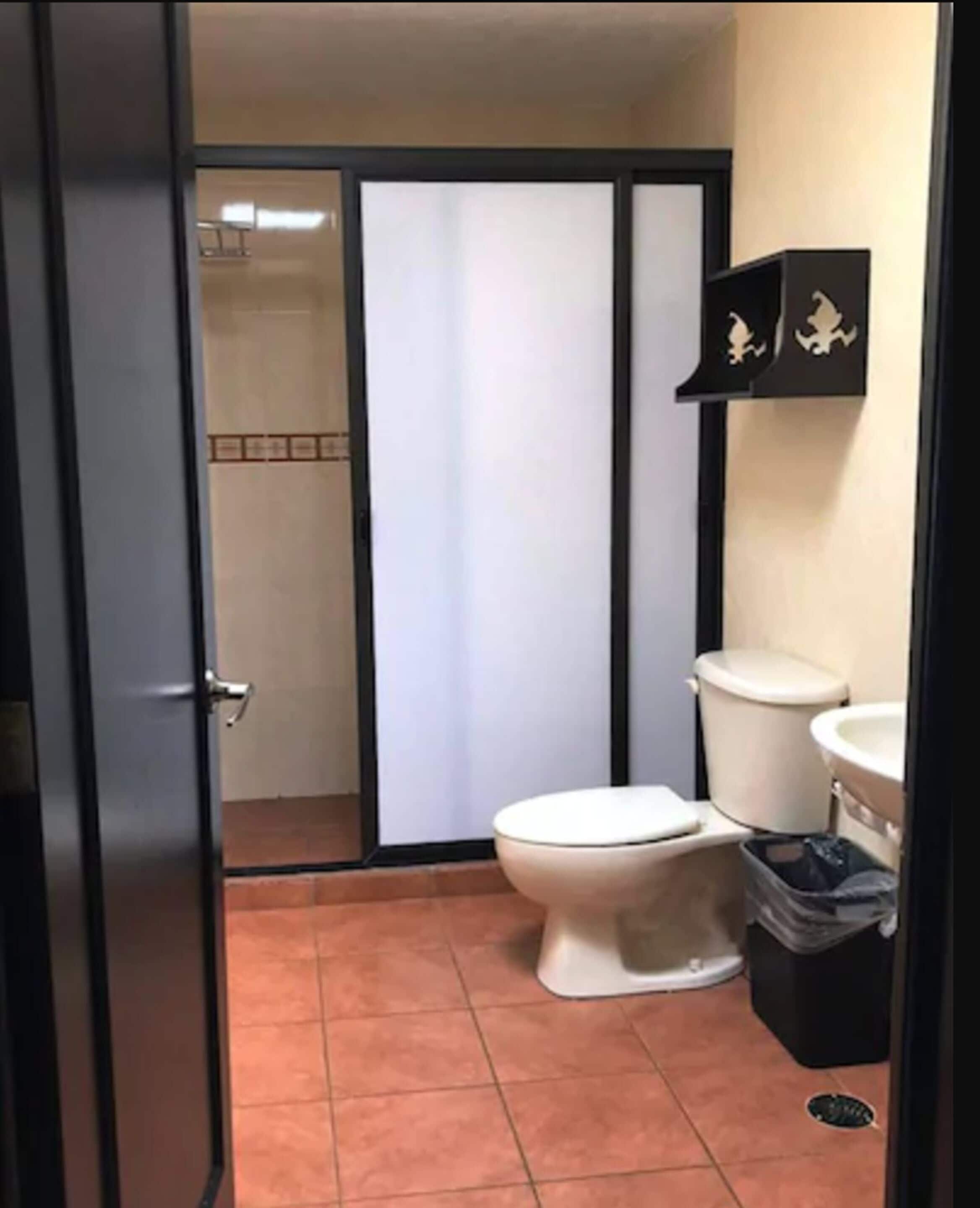 suite 6a | bathroom | free toiletries, towels, soap, shampoo