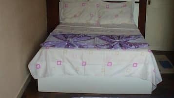 Triple Room | Desk, blackout drapes, free WiFi, bed sheets