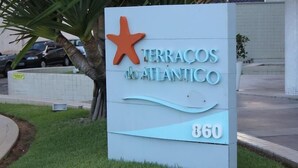 Een bord met 'Terracos do Atlântico', een sterretje, een golfpatroon en het nummer 860.