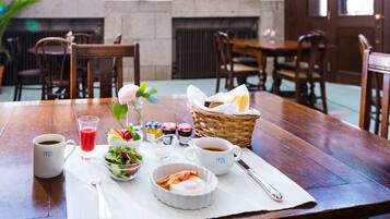 朝食 (フル ブレックファスト)、毎日提供 (1 名様 2376 JPY)