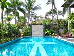 Una piscina al aire libre