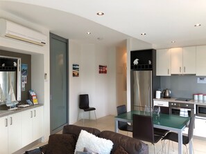 Apartemen Eksekutif, 2 kamar tidur, balkon, pemandangan laut sebagian | Dapur pribadi | Lemari es besar, microwave, kompor, dan mesin pencuci piring