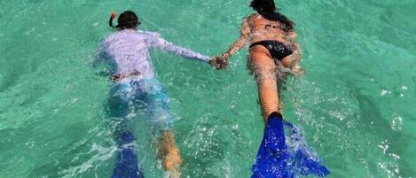 På stranden, sportdykning, snorkling och kajakpaddling