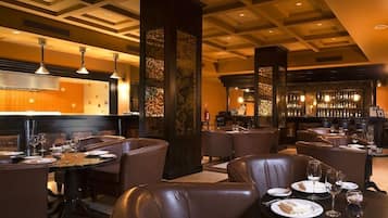 3 restaurants, breakfast, lunch, dinner served; international cuisine