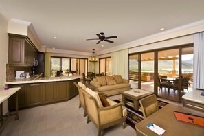 Royal-Penthouse, 2 Schlafzimmer | Wohnbereich | Flachbildfernseher