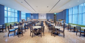 Desayuno buffet diario (TWD 380 por persona)