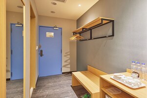 客房内保险箱、办公桌、遮光窗帘、隔音