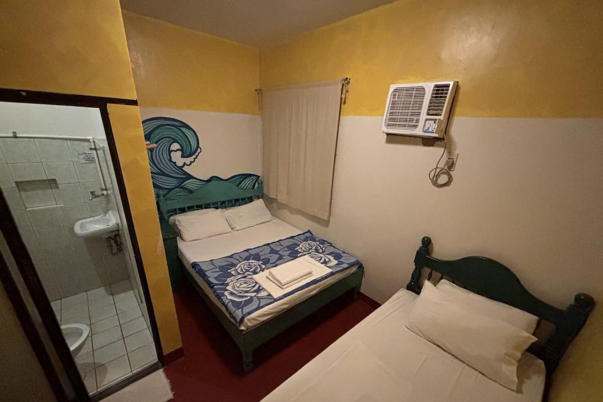 Triple Room | Desk, blackout curtains, free WiFi, bed sheets