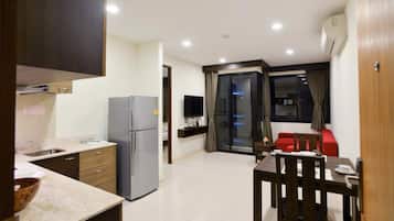 Suite, 1 Bedroom | Private kitchen | Full-sized fridge, microwave, stovetop, cookware/dishes/utensils