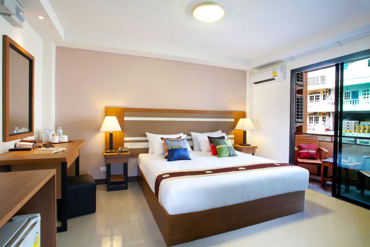 Deluxe King Room | Minibar, caja de seguridad en la habitación y muebles diferentes