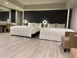 Una habitación de hotel moderna con dos camas, un escritorio y una silla.