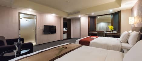 Quadruple Room | Desk, blackout drapes, iron/ironing board, free WiFi