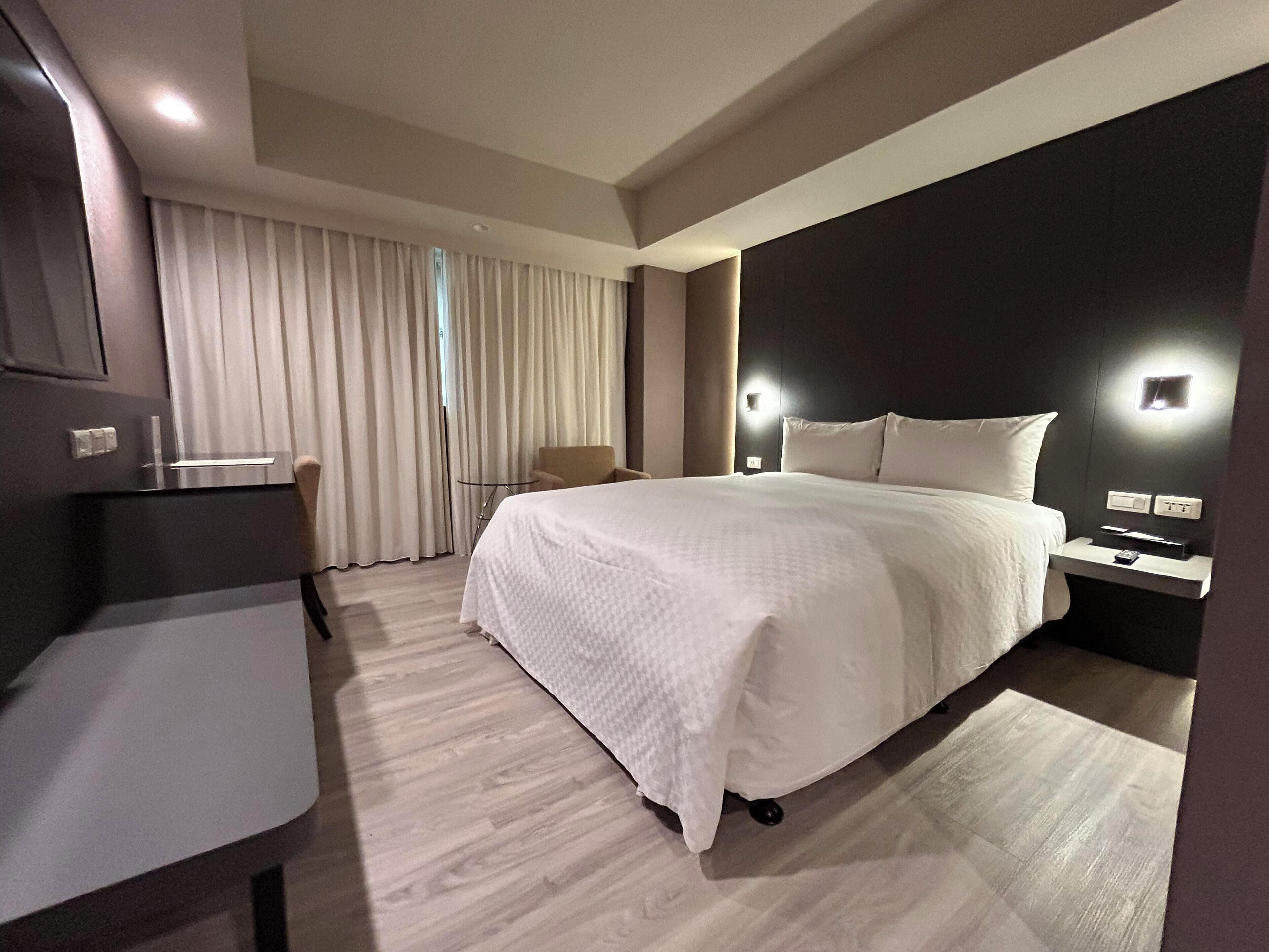 Kamar (Elegance) | Meja kerja, tirai kedap cahaya, setrika/meja setrika, dan Wi-Fi gratis