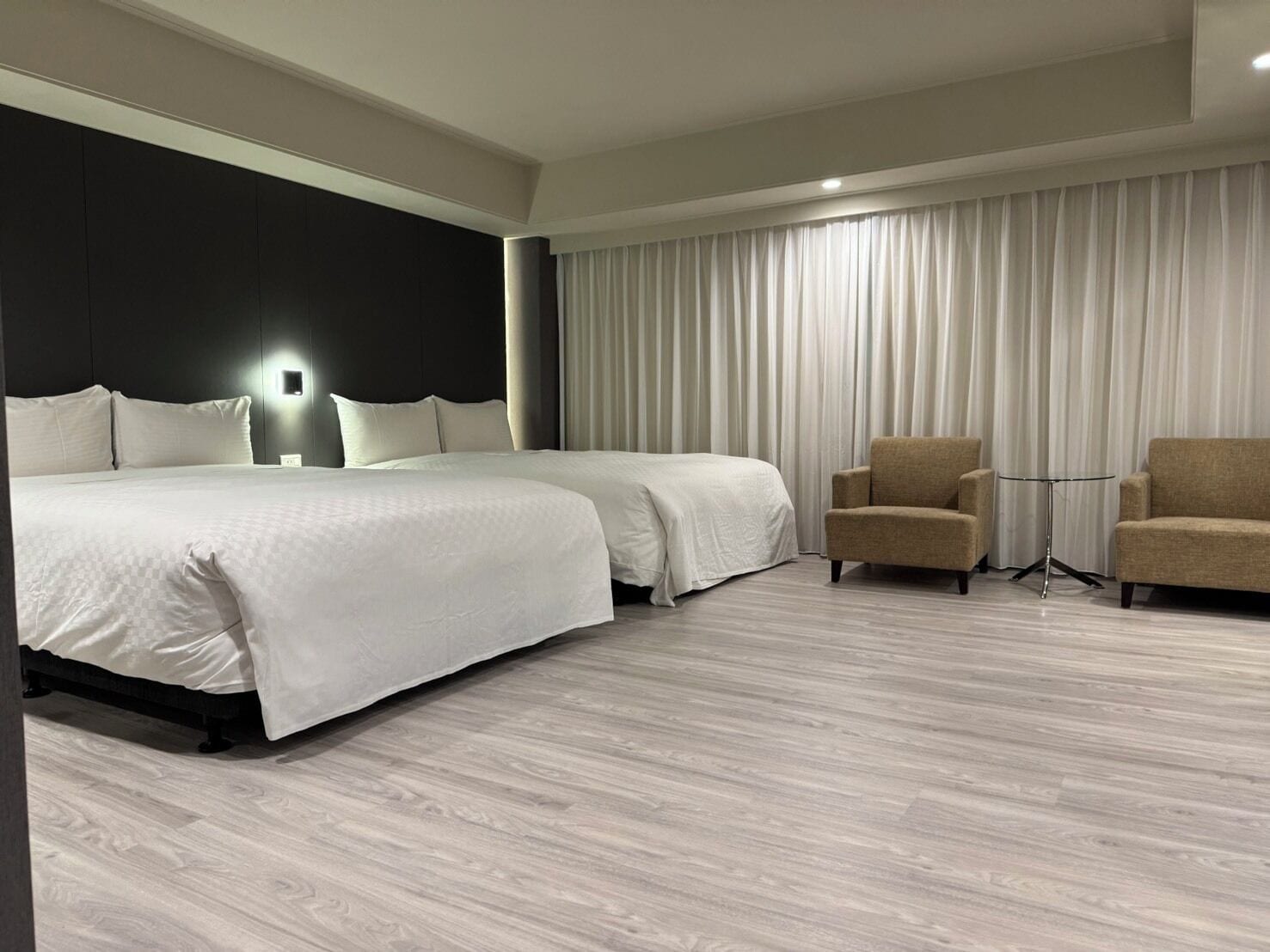 Kamar Quadruple | Meja kerja, tirai kedap cahaya, setrika/meja setrika, dan Wi-Fi gratis