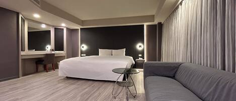 Escritorio, cortinas blackout y tabla de planchar con plancha