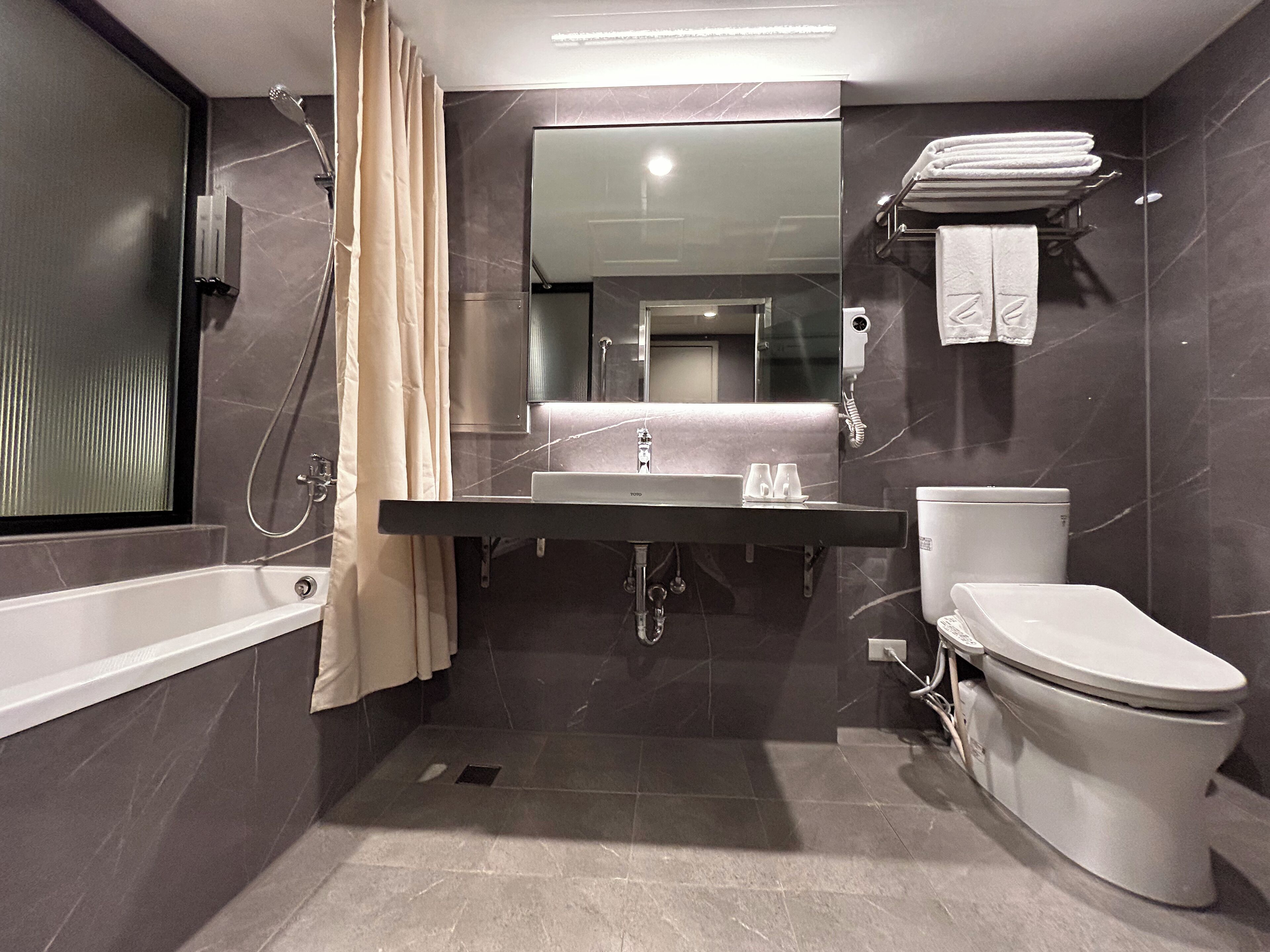 Deluxe Room, 1 Double Bed | Bathroom | Combined shower/bathtub, hair dryer, slippers, towels