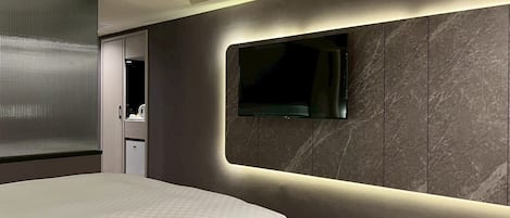 Deluxe Room, 1 Double Bed | Desk, blackout drapes, iron/ironing board, free WiFi