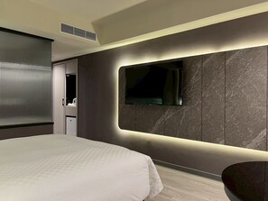 Habitación Deluxe, 1 cama matrimonial | Escritorio, cortinas blackout y tabla de planchar con plancha