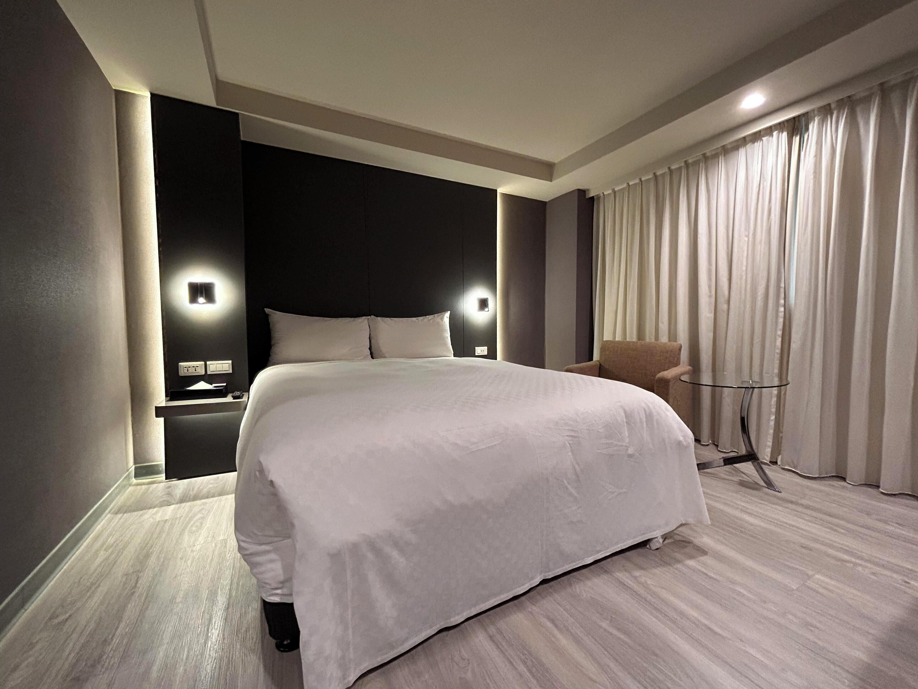 مكتب وستائر تعتيم ومكواة/لوح كي وواي فاي مجانًا