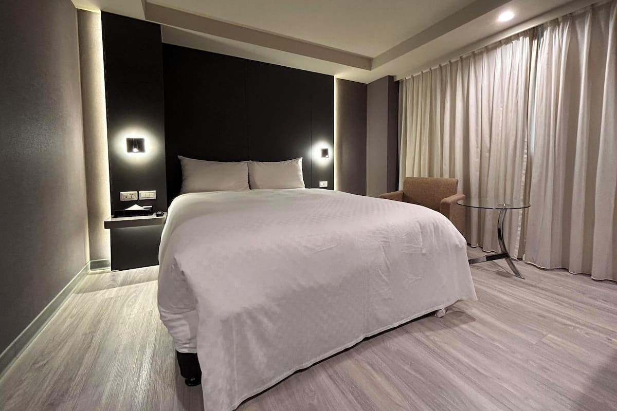 مكتب وستائر تعتيم ومكواة/لوح كي وواي فاي مجانًا