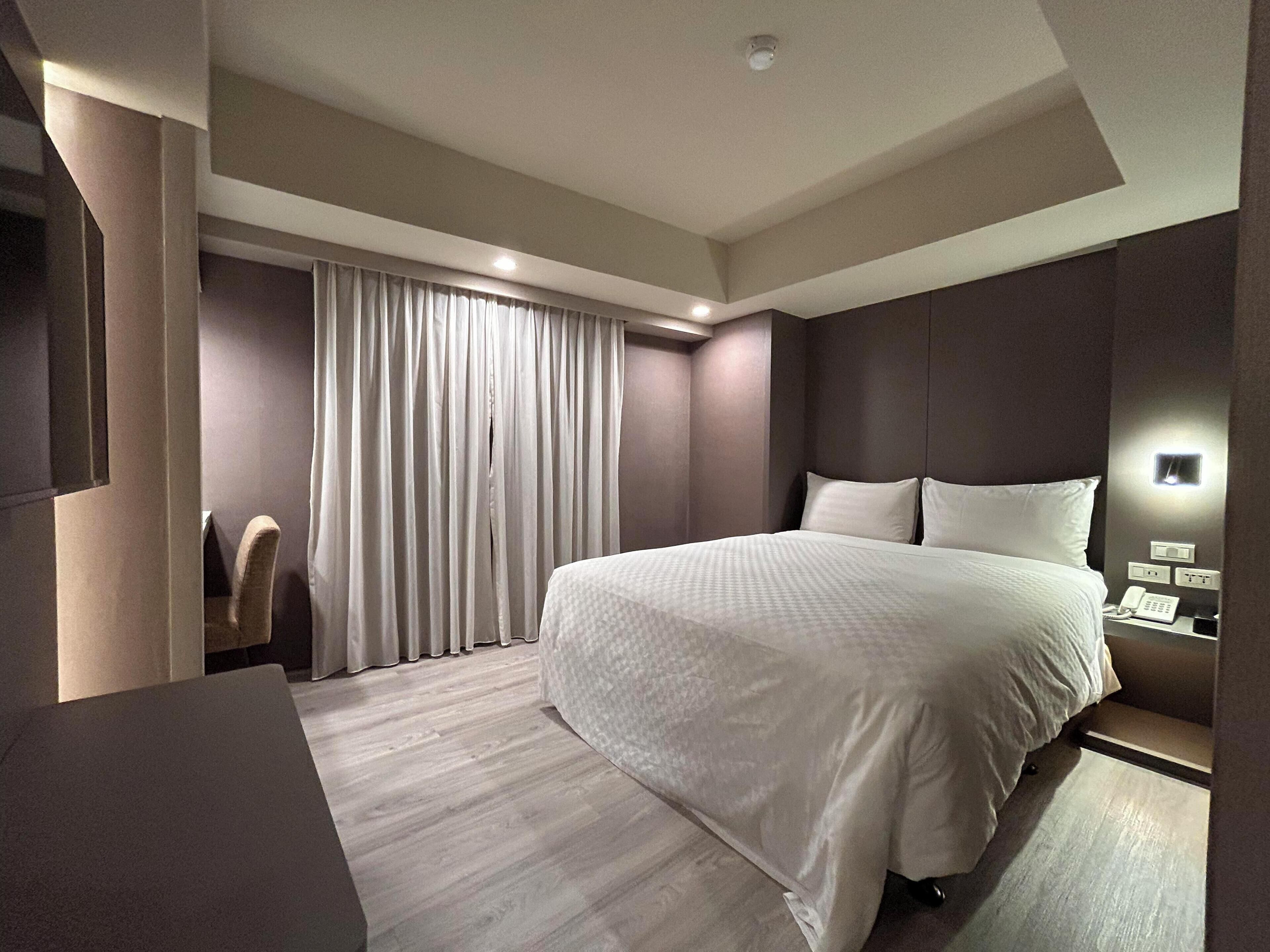 Kamar Bisnis, 1 Tempat Tidur Double | Meja kerja, tirai kedap cahaya, setrika/meja setrika, dan Wi-Fi gratis