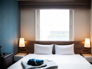 Caja fuerte, escritorio, cortinas opacas y tabla de planchar con plancha