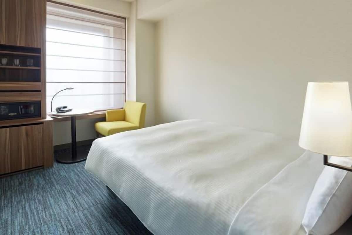 1 chambre, coffre-fort, bureau, rideaux d’obscurcissement
