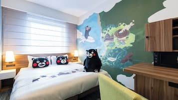 Une chambre d’hôtel avec un lit, une chaise, un bureau et une fresque murale.