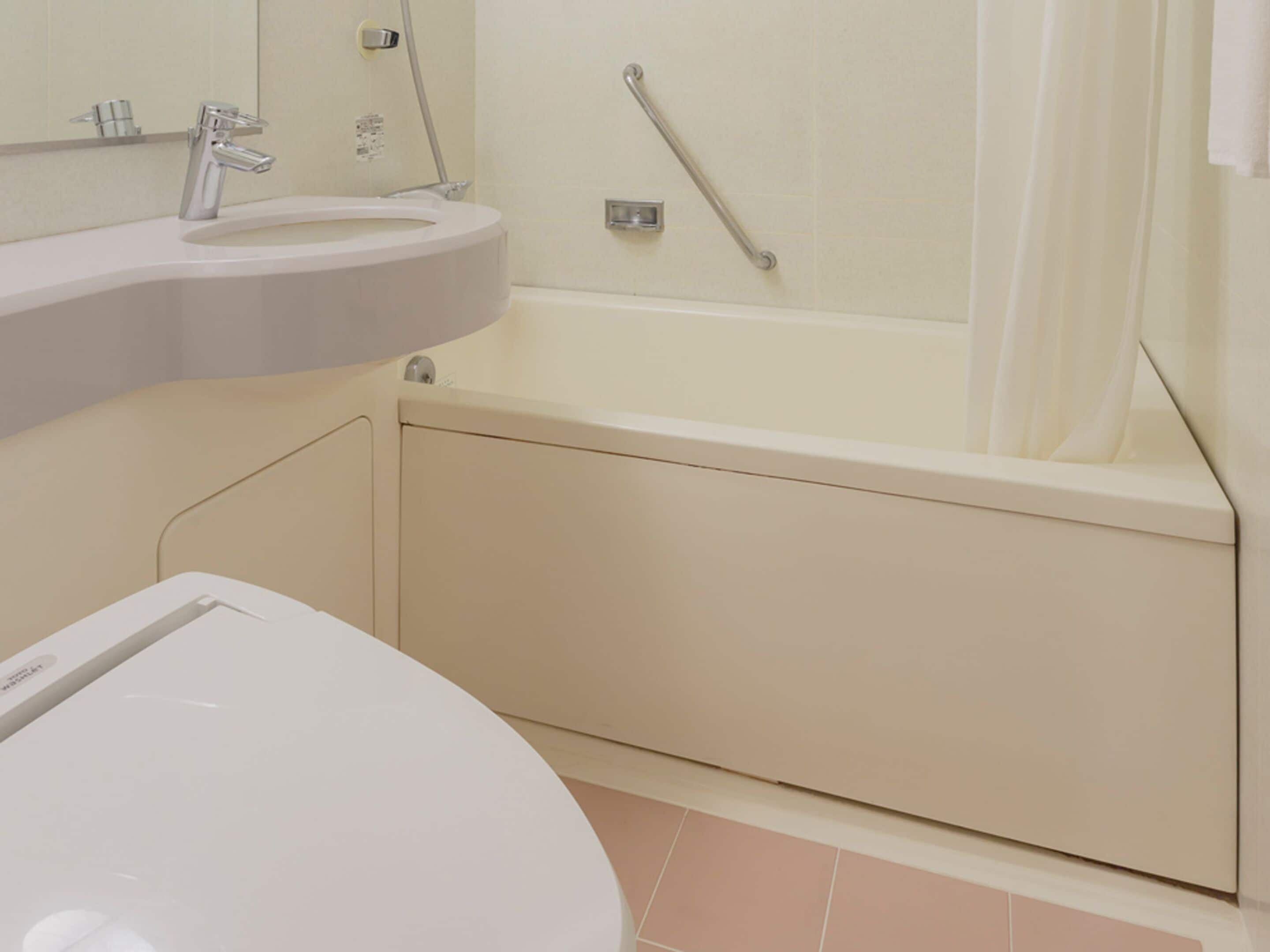 combined shower/bathtub, deep-soaking bathtub, hair dryer, slippers