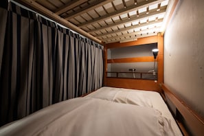 Gemeinsamer Schlafsaal (6 Beds, Male Only) | Zimmersafe, Verdunkelungsvorhänge, kostenloses WLAN