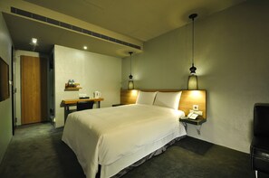 Grand suite, 1 slaapkamer | Donsdekens, een bureau, een strijkplank/strijkijzer, gratis wifi